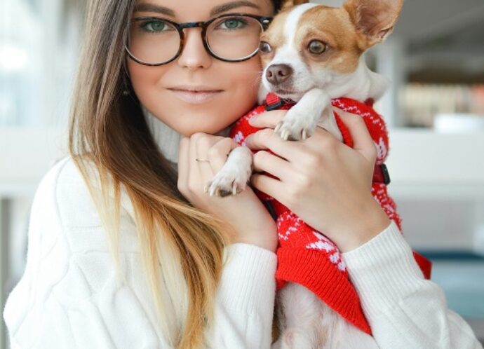 "Dono acariciando seu pet em um momento de cuidado e bem-estar, simbolizando a variedade de produtos da Aquavalepet, que vão desde cuidados com a higiene até acessórios e brinquedos. Descubra tudo o que você precisa para manter seu pet feliz e saudável em nossa loja."